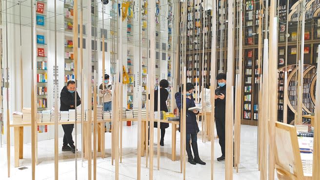 2020年開業、位在北京西單老佛爺百貨的地下一樓的「鐘書閣」，圖為像是森林的美景創意區，細長、流線形的木製擺飾就像是竹林一般，再加上天花板鏡面效果，彷彿是從書店來到了山林秘境。（藍孝威攝）
