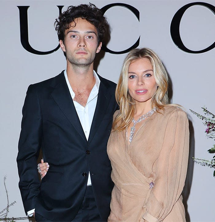 Sienna Miller con su novio Oli Green