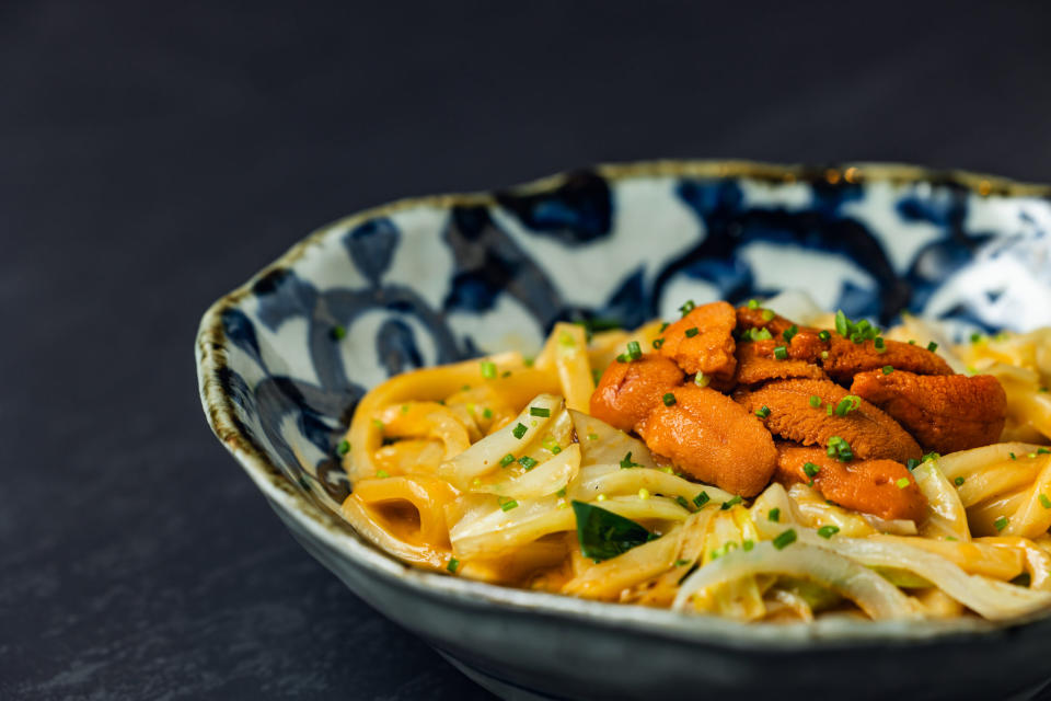 「海膽烏龍麵」是目前第一名，濃郁滋味下酒剛好（圖片來源：inari 現代居酒屋）