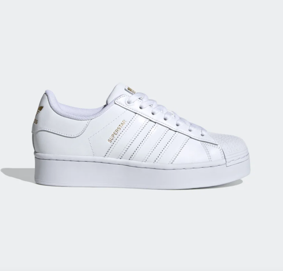 Superstar Bold sneakers adidas in white platform (Photo via Adidas)