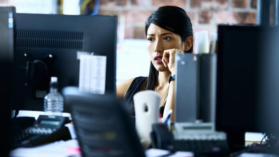 Una mujer frente a una computadora