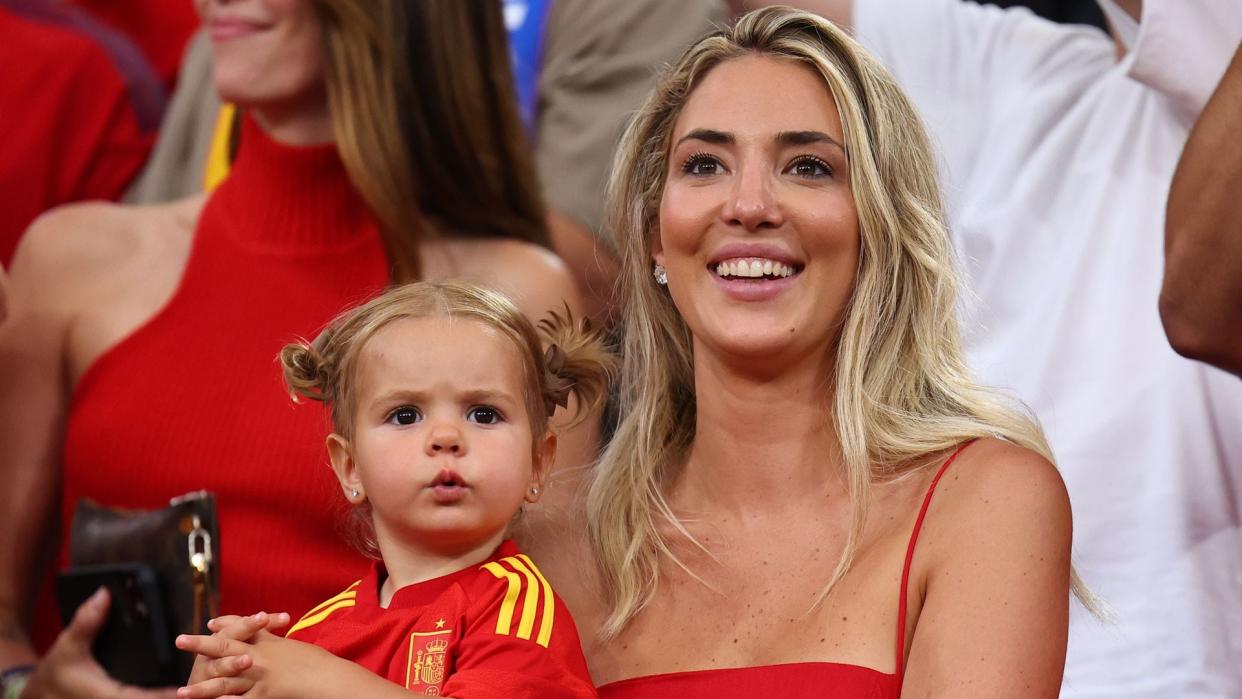 Alice Campello y su hija Bella viendo a la selección española en la Eurocopa 2024