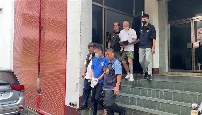 刑事局中打破獲博弈機房藏身台中西屯區商辦大樓，逮捕30歲陳姓主嫌等8人。(圖／翻攝畫面)