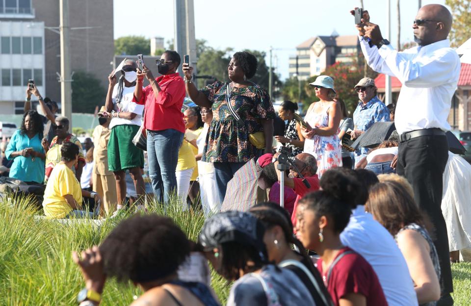 Hundreds of people spent part of Thursday morning attending the unveiling ceremony of the new bronze Mary McLeod Bethune statue in Daytona Beach's Riverfront Esplanade.