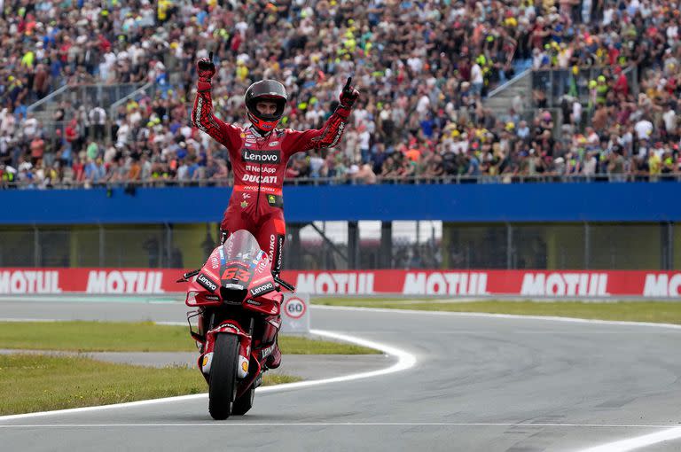 El festejo de Francesco Bagnaia en Assen: el piloto de Ducati rompió el hechizo y capitalizó con la victoria la pole que marcó el sábado