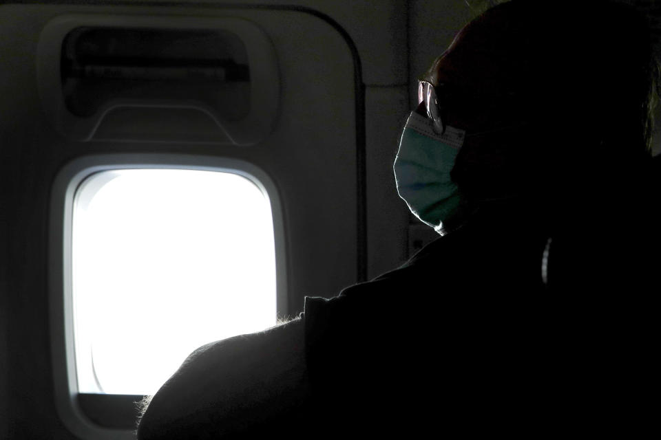 Un hombre con una mascarilla en un vuelo de la compañía estadounidense Southwest Airlines. (AP Photo/Charlie Riedel)