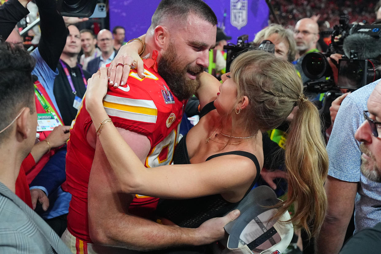 Travis Kelce abraza a Taylor Swift tras vencer a los San Francisco 49ers en el Super Bowl (Photo by Erick W. Rasco/Sports Illustrated via Getty Images)  (Set Number: X164496 TK1)