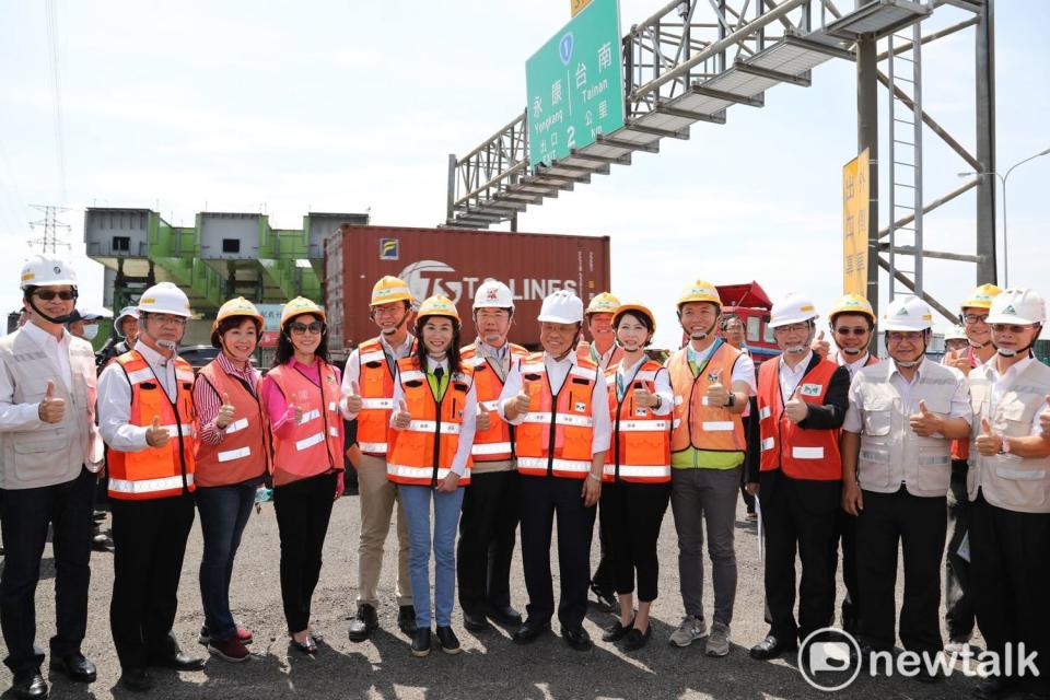 行政院長蘇貞昌今日南下視察國道1號增設北外環交流道計畫及北外環銜接樹谷園區聯絡道工程。   圖：黃博郎／攝