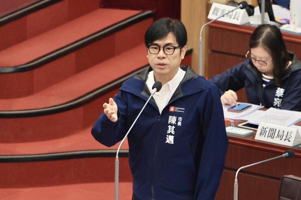 圖1-3 市長陳其邁赴議會總質詢，說明演唱會經濟相關議題。（記者王苡蘋翻攝）