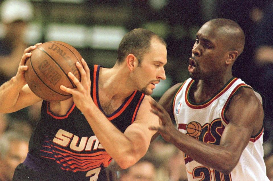 SEATTLE, UNITED STATES:  Seattle Supersonic Gary Payton (R) keeps Phoenix Sun Rex Chapman in check during first quarter action of their game in Seattle on 06 April.  AFP PHOTO/DAN LEVINE (Photo credit should read DAN LEVINE/AFP via Getty Images)