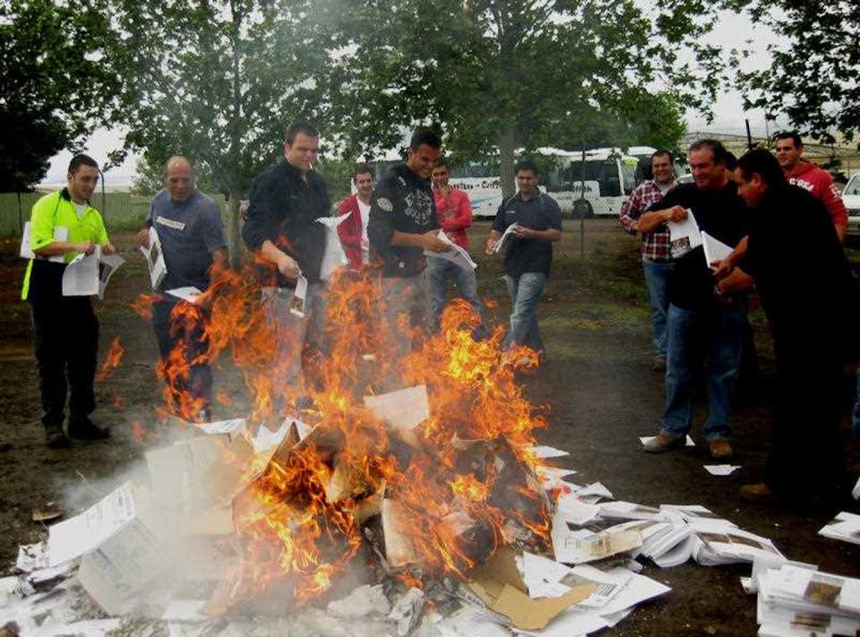 Protesters burned copies of the guide to the Murray-Darling Basin Plan in the carpark outside the Basin Authority meeting in Griffith, NSW, on Thursday, October 14, 2010. <a href="https://photos.aap.com.au/search/murray%20darling%20basin%20plan?q=%7B%22pageSize%22:25,%22pageNumber%22:5%7D" rel="nofollow noopener" target="_blank" data-ylk="slk:GABRIELLE DUNLEVY/AAP;elm:context_link;itc:0;sec:content-canvas" class="link ">GABRIELLE DUNLEVY/AAP</a>