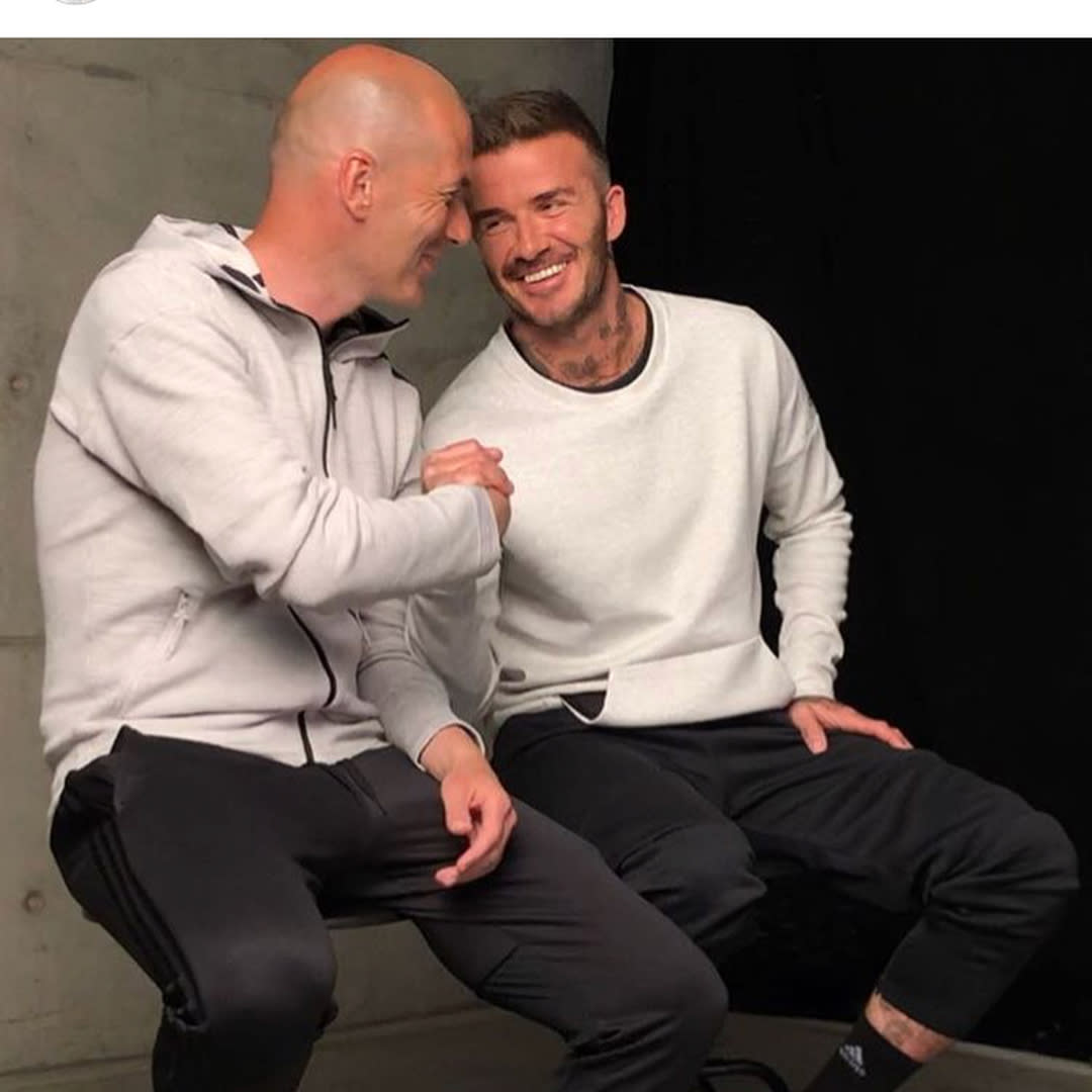 Erudito Basura Arrastrarse Zinedine Zidane y su regalo al hijo de David Beckham