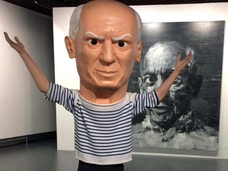 Die Figur «Untitled Picasso» von Maurizio Cattelan im Grand Palais in Paris. Foto: Sabine Glaubitz