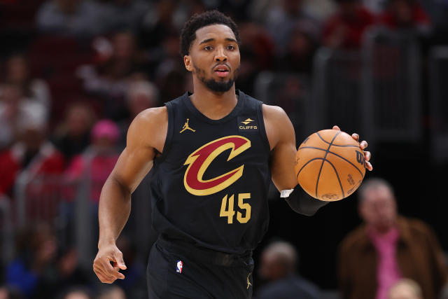 Donovan Mitchell to miss at least next 3 games for Cavaliers due to knee  injury - Yahoo Sports