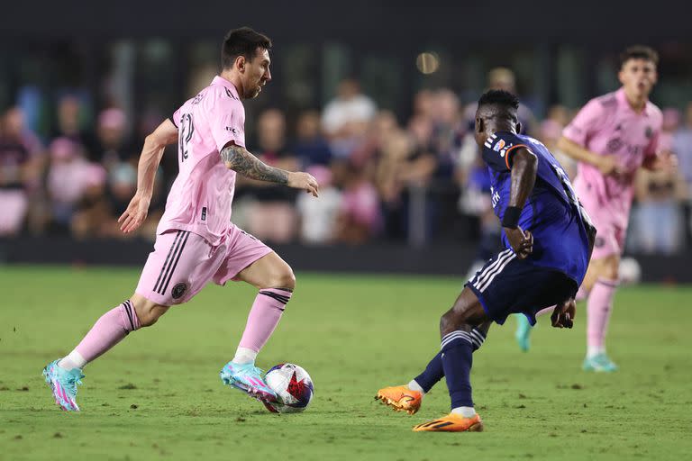 Típica pose del rosarino, que engancha de zurda ante la marca de Obinna Nwobodo, de Cincinnati, el líder de la Conferencia Este de la MLS.