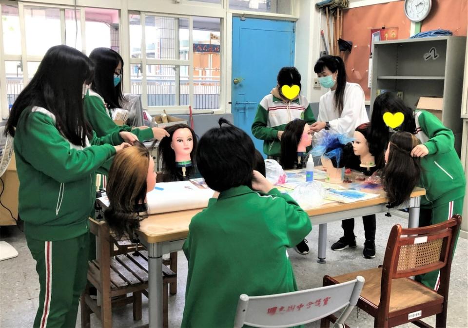 《圖說》明志國中開設人生造型師課程，提供美髮體驗試探課程。〈教育局提供〉