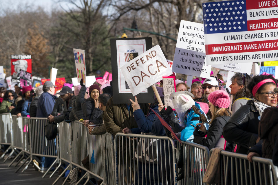 Las personas se reúnen en Central Park mientras esperan el comienzo de una marcha que exige igualdad de derechos para las mujeres y protesta contra las posturas y políticas del presidente Donald Trump en Nueva York. (AP Foto/Craig Ruttle)