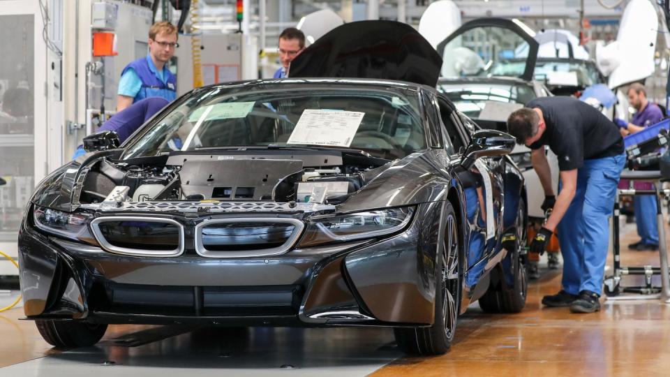 Mitarbeiter im BMW-Werk in Leipzig montieren einen elektrisch angetriebenen i8.