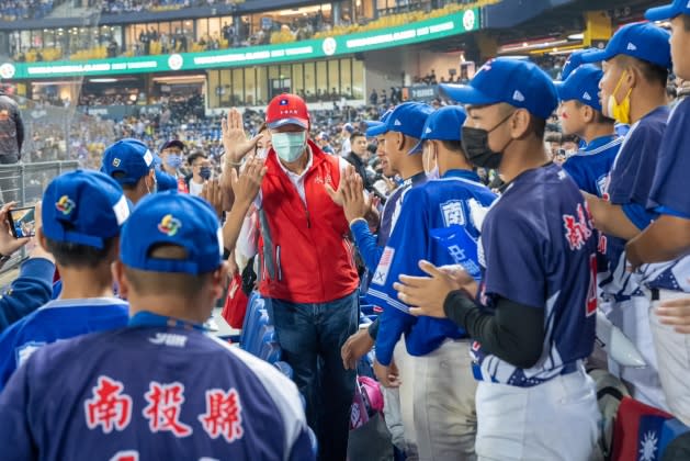 鴻海創辦人郭台銘帶兩球隊去看經典賽。（圖／翻攝郭台銘臉書）