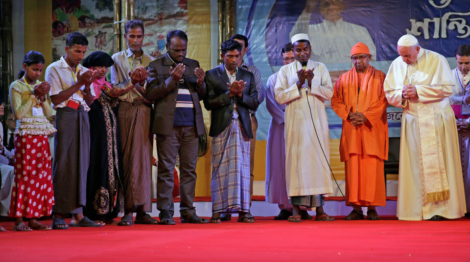 Pope Francis prays with Rohingya refugees in Dhaka, Bangladesh, on Dec. 1. (Photo: Max Rossi / Reuters)