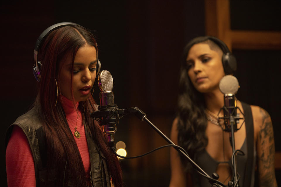 En esta imagen proporcionada por YouTube Originals, una escena de la serie Bravas. La serie de YouTube Originals “Bravas” con Natti Natasha como productora ejecutiva sobre dos cantantes urbanas en ascenso se estrena el 7 de octubre en YouTube. (YouTube Originals via AP)