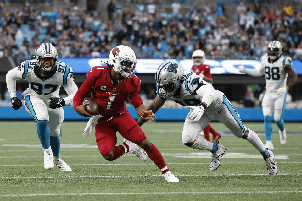 CHARLOTTE, CAROLINE DU NORD – 02 OCTOBRE: Kyler Murray # 1 des Cardinals de l'Arizona court avec le ballon contre Frankie Luvu # 49 des Panthers de la Caroline au cours du quatrième quart au Bank of America Stadium le 02 octobre 2022 à Charlotte, Caroline du Nord.  (Photo de Jared C. Tilton/Getty Images)