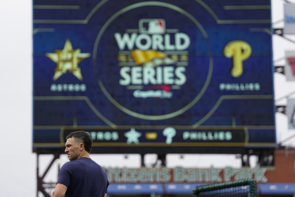 El tercera base de los Astros de Houston Alex Bregman durante una práctica de bateo previo al tercer juego de la Serie Mundial, el lunes 31 de octubre de 2022, en Filadelfia. (AP Foto/David J. Phillip)