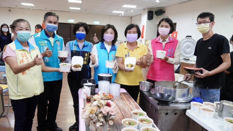 溪湖鎮網路票選在地美食出爐　黃瑞珠頒發特色獎狀鼓勵