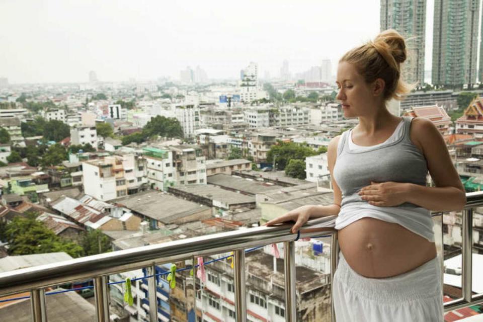 Las mujeres embarazadas que están expuestas al aire contaminado tienen más probabilidades de dar a luz prematuramente, y tener niños pequeños, de bajo peso al nacer. (Foto: Getty)