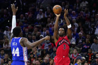 Toronto Raptors' OG Anunoby, right, goes up for a shot against Philadelphia 76ers' Paul Reed during the first half of Game 5 in an NBA basketball first-round playoff series, Monday, April 25, 2022, in Philadelphia. (AP Photo/Matt Slocum)