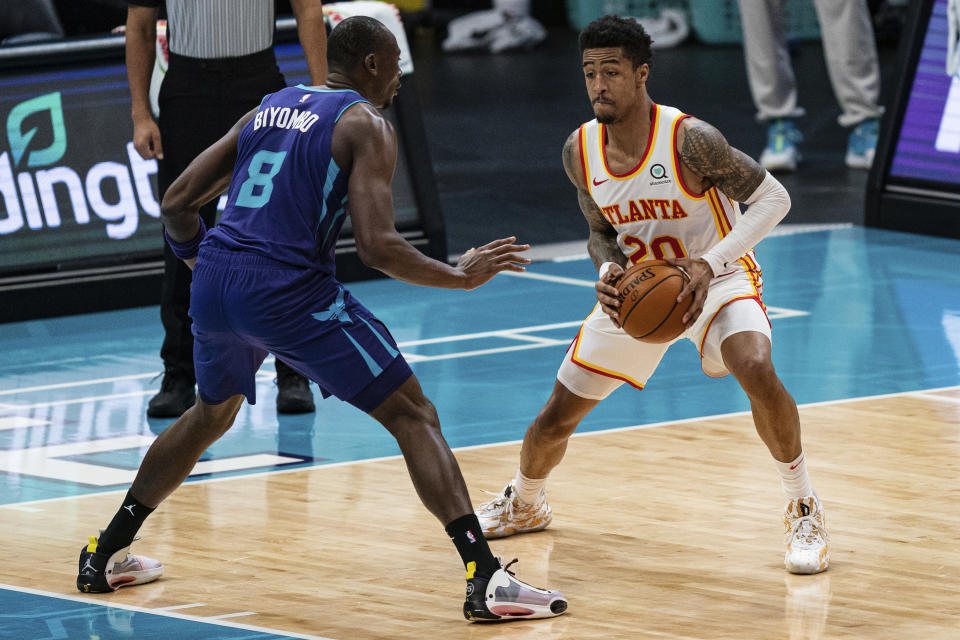 John Collins（持球者）。（AP Photo/Jacob Kupferman）