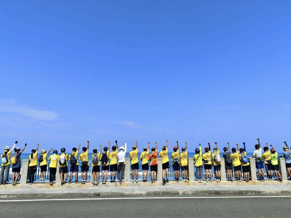 竹市光武國中法拉第少年環島，學生於旭海南濱公路合影，在風雨中前行。(圖由光武國中提供)