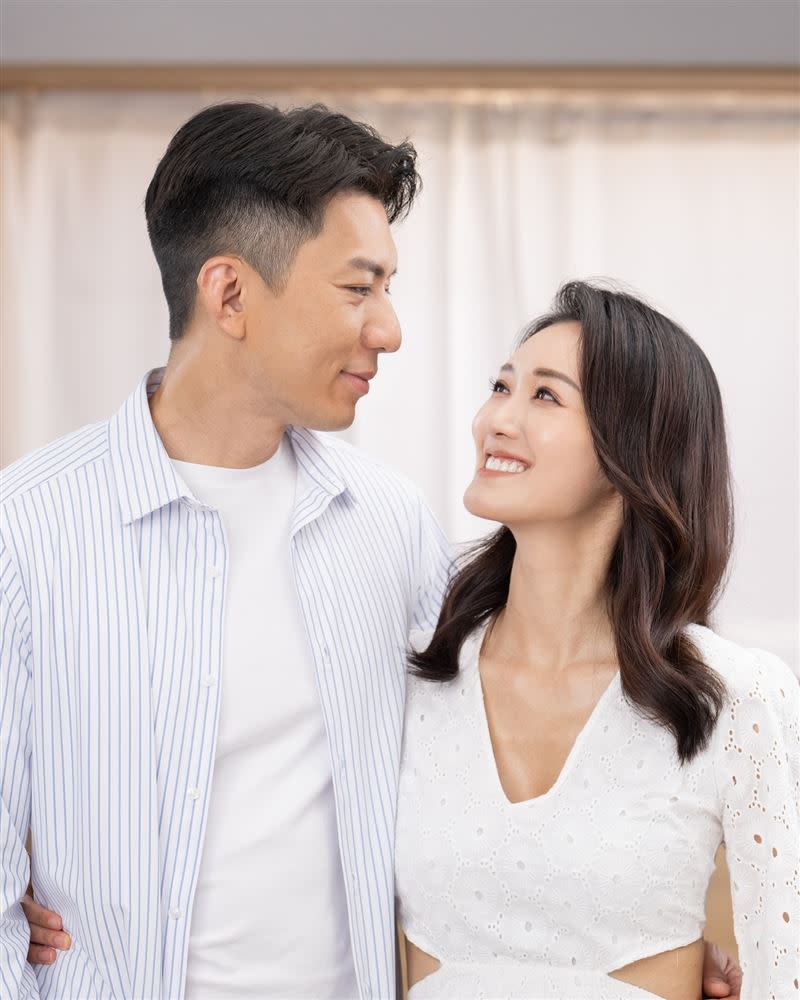 張寶兒和袁偉豪結婚3年，宣布升格新手父母。（圖／翻攝自臉書）