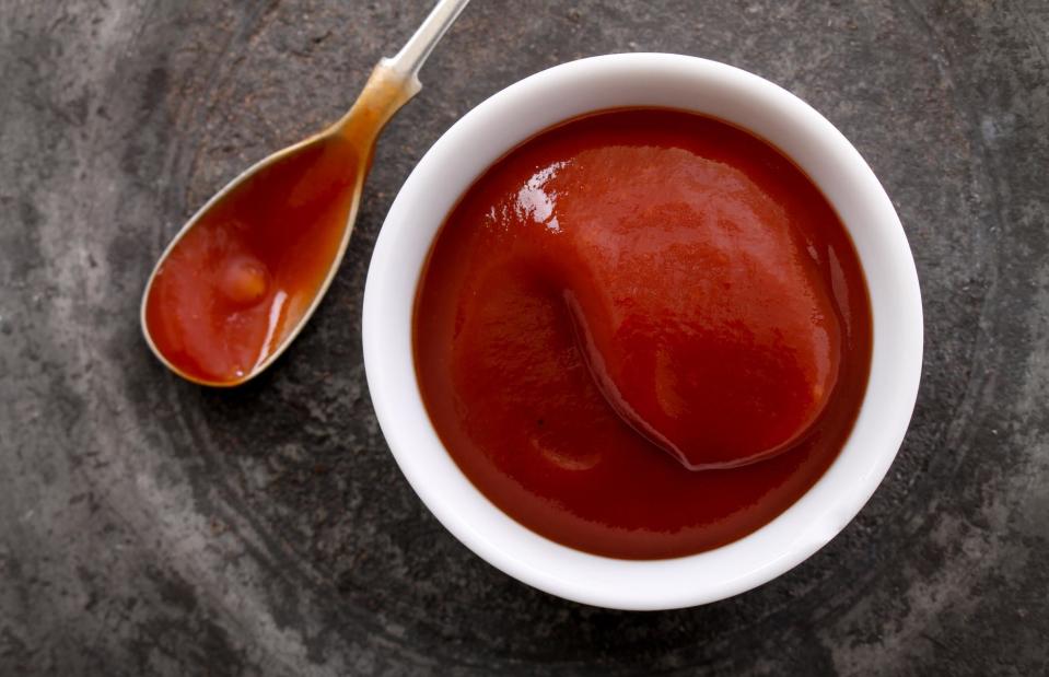 Ketchup kann mehr als nur Pommes verfeinern. (Bild: neil langan/Shutterstock)