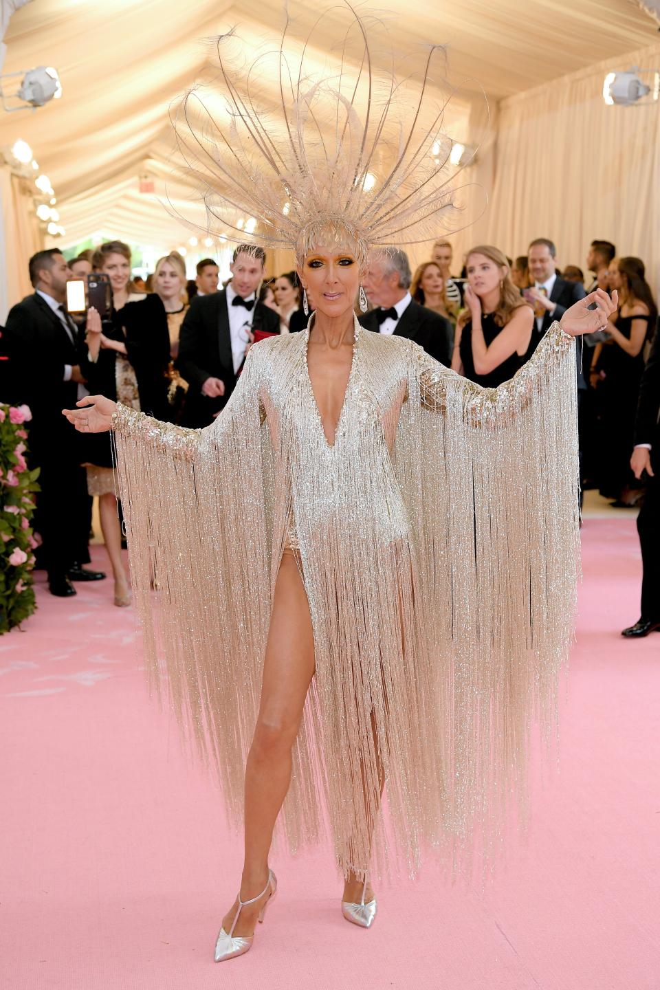 <h1 class="title">Céline Dion in Oscar de la Renta and custom Chloe Gosselin shoes wearing Fred Leighton jewelry and a Noel Stewart headpiece</h1><cite class="credit">Photo: Getty Images</cite>