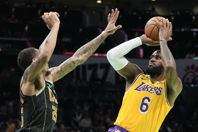 James pours in 43 as Lakers hold off Hornets, 121-115