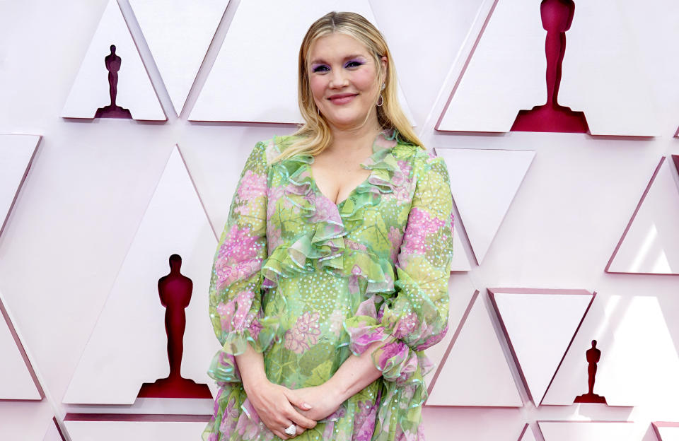 <p>La nominada a Mejor Directora, Emerald Fennell, también conocida por su papel como Camila, Duquesa de Cornwall en la serie de Netflix "The Crown", llegó luciendo radiante su embarazo con un vaporoso vestido floral en tonos verdes y rosados. Fennell dirigió la película "Promising Young Woman". (Getty Images)</p> 