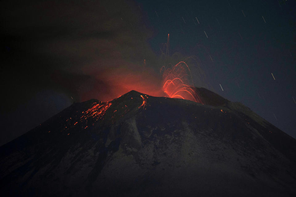 El volcán Popocatépetl arroja lava, ceniza y vapor, visto desde Santiago Xalitzintla, México, la madrugada del jueves 25 de mayo de 2023. (AP Foto/Marco Ugarte)