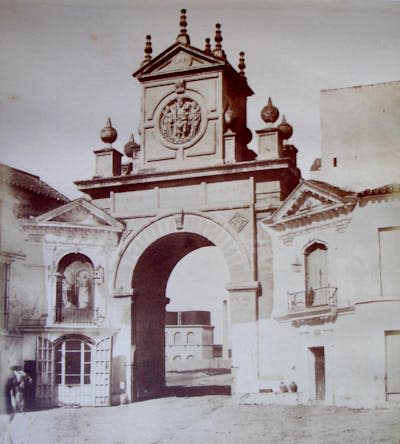 Fotografía de la Puerta Real tomada por Luis Masson hacia 1858.