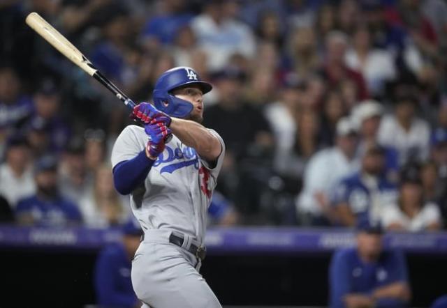 Hernández hits three-run homer as Dodgers beat Giants 5-2 in