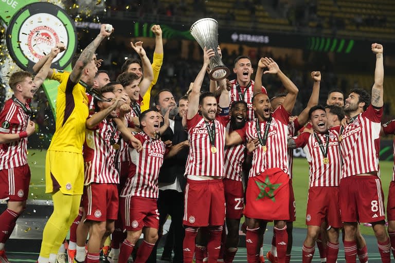 Kostas Fortounis, capitán de Olympiacos, levanta el trofeo de campeón