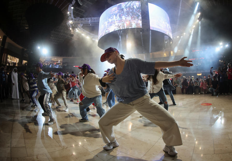 Los artistas actúan durante un evento en Qatar para conmemorar los 100 días para la Copa Mundial de la FIFA Qatar 2022. (Foto: REUTERS/Mohammed Dabbous)