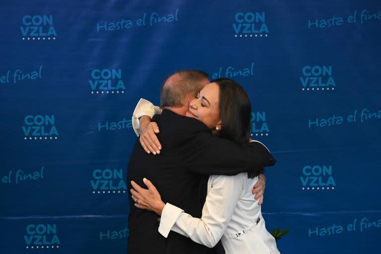 Edmundo González Urrutia y María Corina Machado, en una conferencia de prensa en Caracas. (Federico PARRA / AFP)