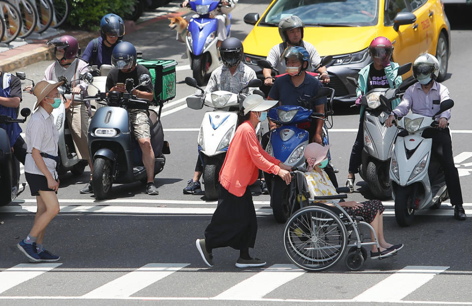 7月交通新制上路後，不少民眾都認為車輛未禮讓行人的情形大幅改善。(圖／本報資料照)