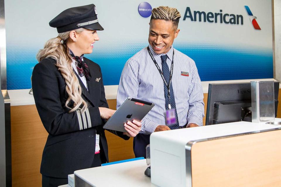 Am American Airlines pilot and gate agent