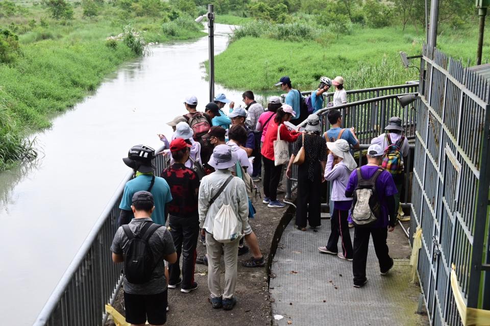 ▲中市教師研習走訪后里圳道與鐵道，探訪后里圳大安溪取水口。(圖/台中市政府提供)