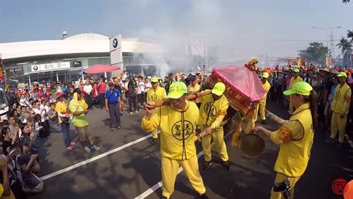 ▲苗栗白沙屯媽祖今（ 21 ）日經過彰化花壇時，特地為 4 個月發生 1 死 3 傷意外的車廠祈福。（圖／翻攝自白沙屯媽祖網路電視台）