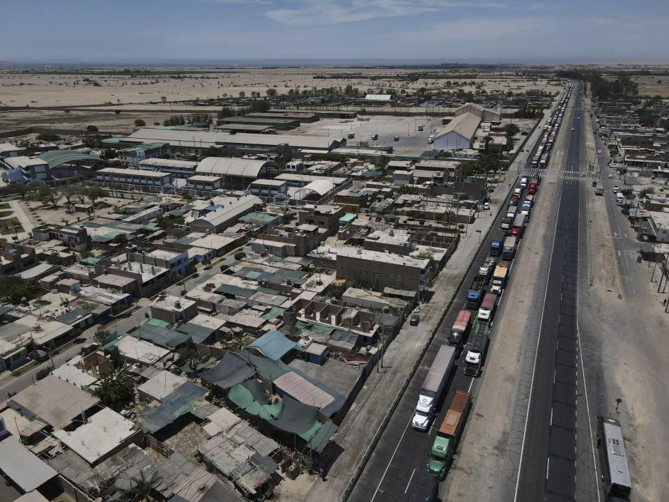 Camiones detenidos en la autopista Panamericana debido al bloqueo de la vía de los manifestantes contra el gobierno de la presidenta Dina Boluarte y del Congreso en Ica, Perú, el viernes 6 de enero de 2023. Las protestas se mantienen despué de la destitución del predecesor de Boluarte, Pedro Castillo, por intentar disolver el Congreso. (AP Foto/Martin Mejía)