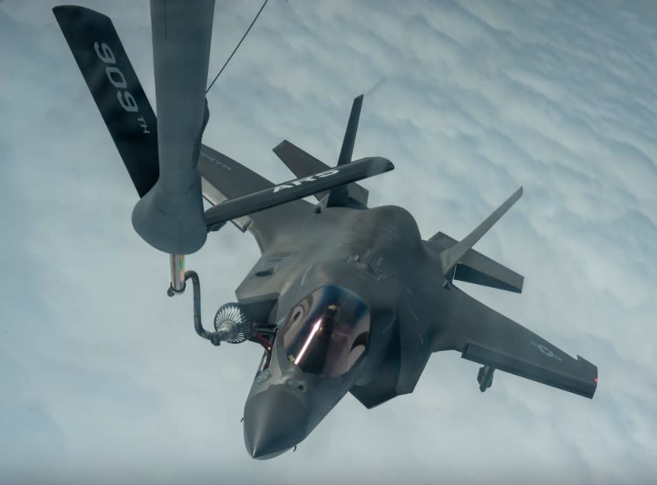 美日「高貴融合(Noble Fusion)」聯合海軍遠征演習，空中加油機為F-35B加油。   圖：翻攝U.S. Air Force