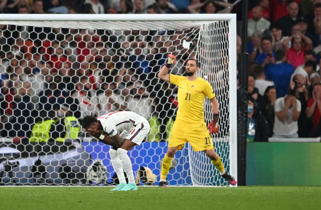 Bitterer Moment: Der Elfer von Marcus Rashford landet nur am Pfosten, Italiens Donnarumma jubelt. (Bild: REUTERS/Andy Rain)